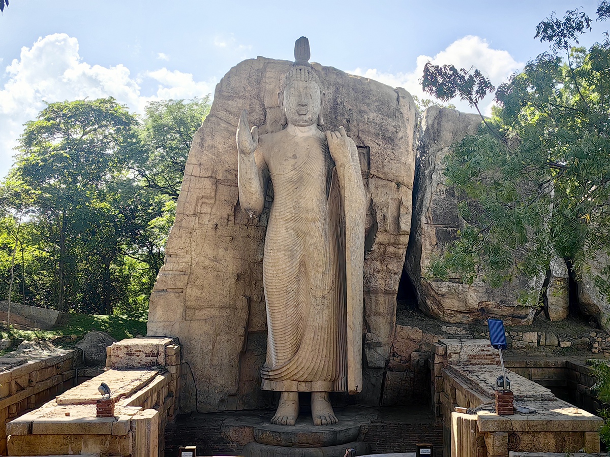 奧卡那大佛 Avukana Buddha Statue
